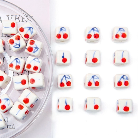 Perles Carrées en Céramique Peintes à la Main Motif Cerise Cube Blanc Perles d'Espacement en Vrac pour la Fabrication de Bijoux DIY Bracelets Colliers Accessoires