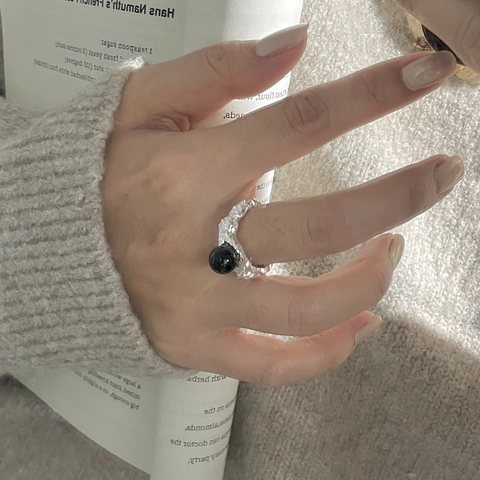 Anillo Abierto Minimalista Plata de Ley 925 Mujer Textura Lava Irregular Banda Martillada Con Perla de Ónix Negro