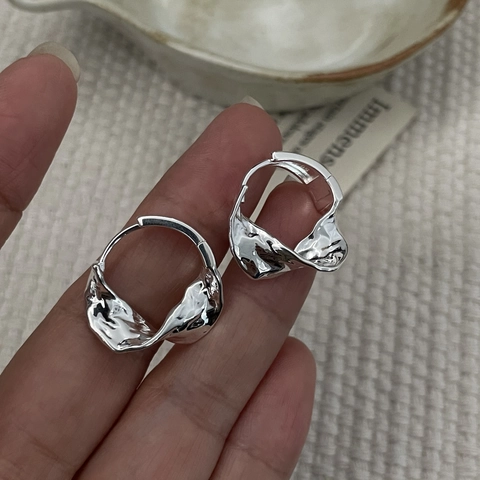 Orecchini a Cerchio con Texture Lava Irregolare in Argento Sterling S925 Plissettati Gioielli Minimalisti in Metallo Liquido Donna