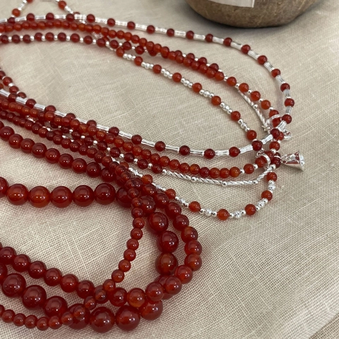 Elegante Collana di Perline in Agata Rossa in Argento Sterling S925 per Donna Ciondolo con Fiocco e Campanello Bracciale Set di Gioielli per Natale Capodanno