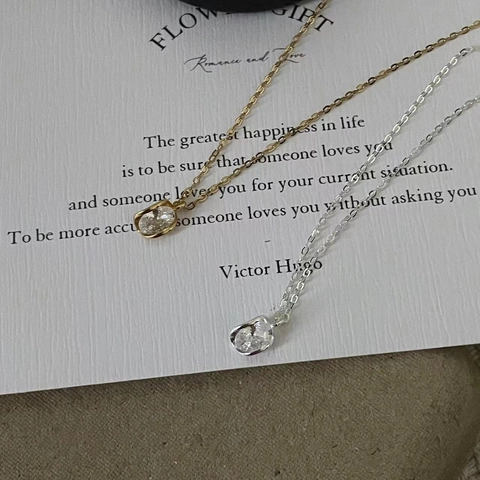 Collana in Argento Sterling 925 con Zirconia Minimalista Collana con Pendente Ovale Geometrico per Donna Gioielli Eleganti
