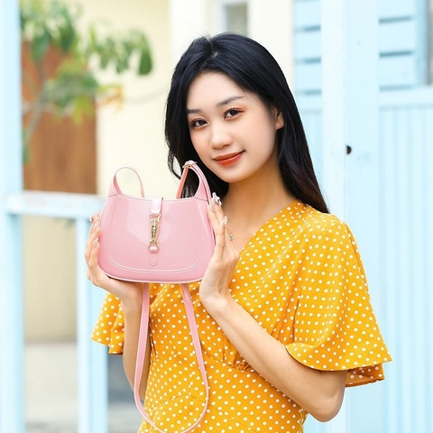 Sac Croissant en PVC à la Mode Sac Sous le Bras Femme Retro Fermeture à Verrou Sac Bandoulière Versatile Couleur Unie