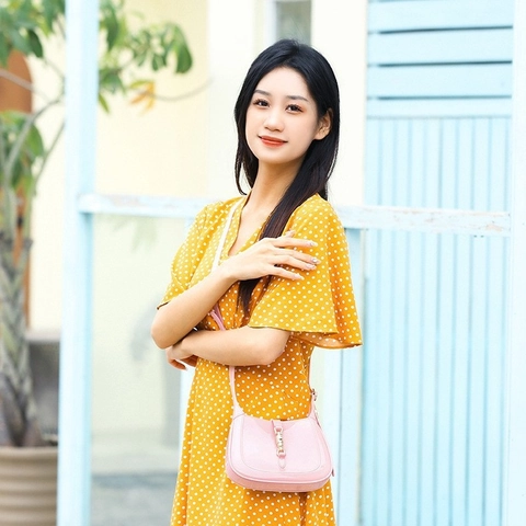 Sac Croissant en PVC à la Mode Sac Sous le Bras Femme Retro Fermeture à Verrou Sac Bandoulière Versatile Couleur Unie