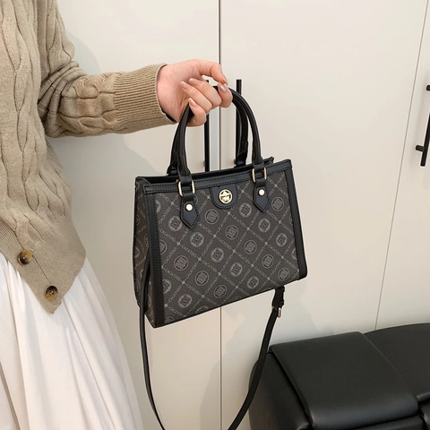 Damen Retro Monogramm Boston Handtasche Mode Pendler Umhängetasche PU Leder Tote Mit Verstellbarem Schultergurt Für Alltag Büro Reisen