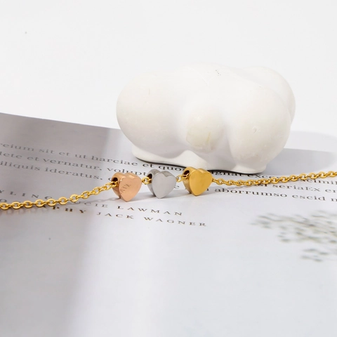 Stainless Steel Tri-color Triple Heart Pendant Necklace For Women Minimalist Dainty Metal Heart Clavicle Chain Fashion Jewelry