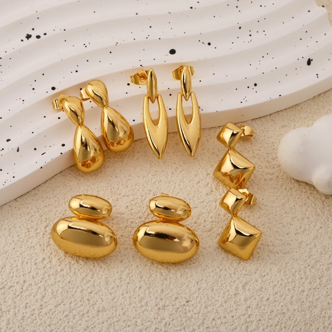 Elegante Unregelmäßige Geometrische Ohrstecker Kupfer Vergoldet Minimalistischer Modeschmuck Für Damen Alltag Hohe Qualität Accessoire