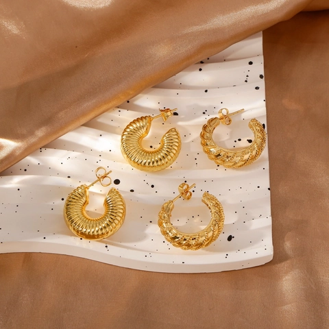 Mode Unregelmäßige Dicke Creolen Für Damen Vergoldet Kupfer Gedreht Croissant Geometrische Statement Schmuck Ohrringe