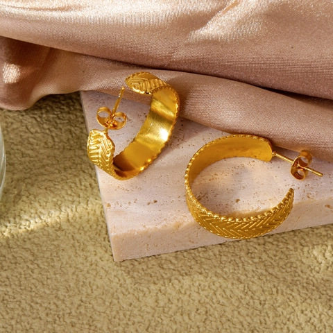 Vintage Stainless Steel C-Shape Hoop Earrings For Women Minimalist Gold Plated Geometric Textured Woven Herringbone Ear Stud Niche Jewelry