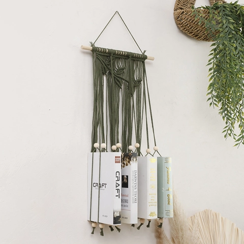 Scaffale per Libri a Parete in Macramé Fatto a Mano Bohémien Corda di Cotone Verde Oliva Con Perline di Legno Decorazione