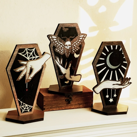 Halloween Gothisch Sarg Holz Schreibtisch Ornament Gruseliges Spinnennetz Motte Mond Stern Mysterium Dunkle Ästhetik Haus Dekoration