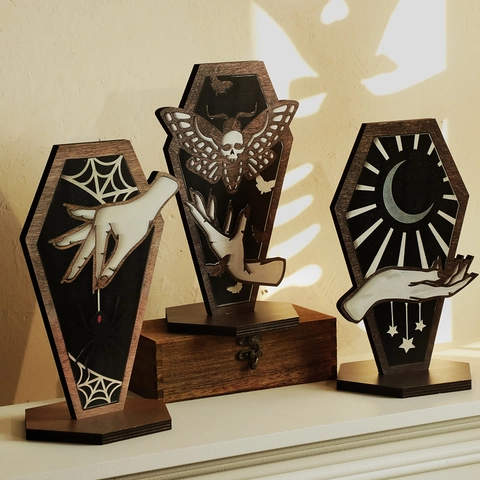 Halloween Gothisch Sarg Holz Schreibtisch Ornament Gruseliges Spinnennetz Motte Mond Stern Mysterium Dunkle Ästhetik Haus Dekoration