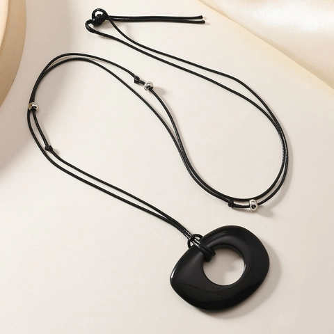 Collana Minimalista con Ciondolo a Cerchio Geometrico Effetto Ossidiana Nera per Donna Acciaio Inossidabile Lega Catena Lunga Gioielli