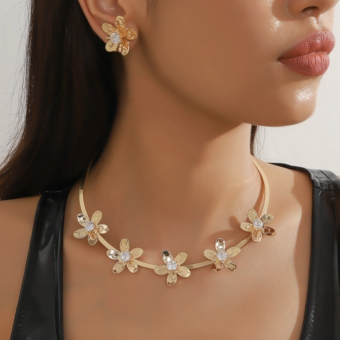 Set di Collana Girocollo e Orecchini a Fiore in Lega di Tendenza Con Strass Intarsiati Oro Argento Gioielli alla Moda per Donna Banchetto Festa Accessorio