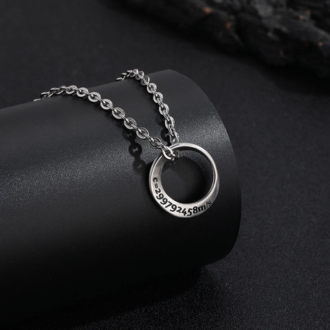 Collana con Anello di Moebius in Acciaio al Titanio Incisione della Costante Fisica Pendente Geometrico Stile Scientifico Minimalista