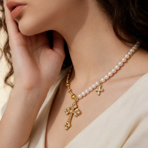 Collana Asimmetrica in Acciaio Inossidabile con Croce Cuore e Perla Artificiale per Donna Ciondolo con Strass Placcato Oro 18K Gioielli di Moda