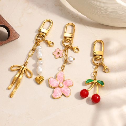 Colgantes de Bolso de Acero Inoxidable Chapado en Oro de 18K Moda Flor Cereza Lazo Corazón Colgantes Con Perla Artificial Diamante de Imitación para Mujer Bolso Llavero Accesorio