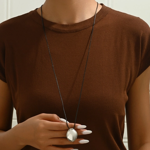 Collana con Ciondolo a Goccia d'Acqua in Lega Minimalista per Donna Stile Punk Cordino Nero Catena Lunga per Maglione Argento Lucido Gioielli