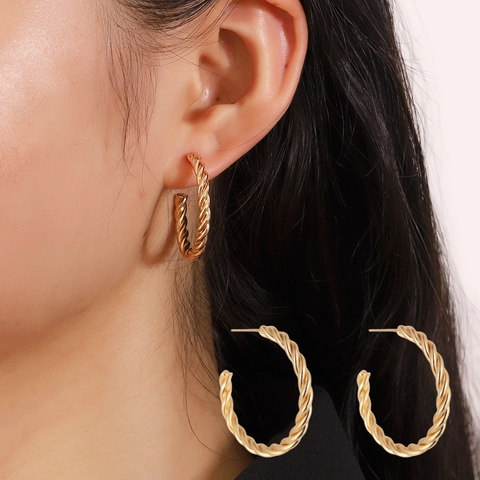 Orecchini a Cerchio a Forma di C Intrecciati Audaci in Stile Europeo Americano per Donna Gioielli di Moda Placcati in Oro Metallico Retrò Orecchini a Bottone Geometrici