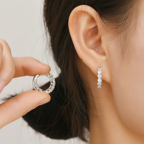 Orecchini a Cerchio in Lega Placcata Argento Con Strass Geometrici Tondi Huggie per Donna Gioielli di Moda Accessorio
