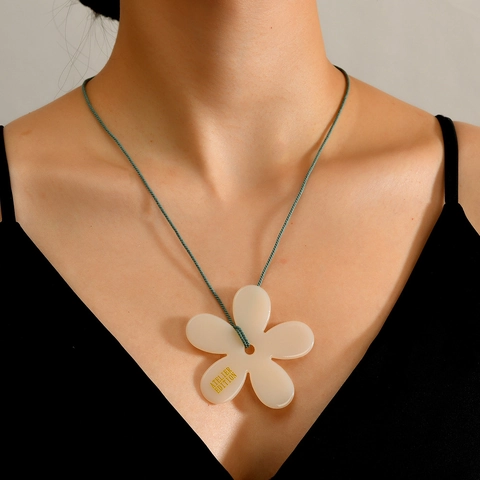 Collier Pendentif Fleur de Niche pour Femme Résine Alliage Doux Cool Chaîne Longue de Pull Cordon Vert Bijoux Floral