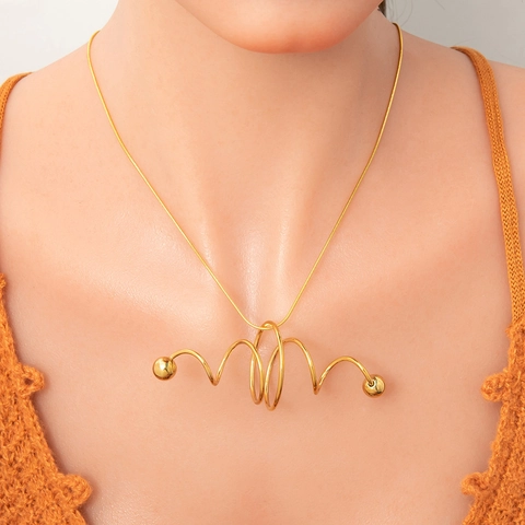 Collana a Doppio Strato in Acciaio Inossidabile Vintage Ciondolo a Forma di Farfalla a Cuore con Perle Artificiali Gioielli di Nicchia Placcati in Oro per Donna