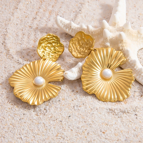 Pendientes de Botón de Perla Artificial de Acero Inoxidable Vintage para Mujer Chapados en Oro 18K con Forma de Pétalo y Concha
