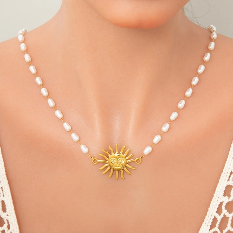 Collana con Pendente Sole in Acciaio Inossidabile Vintage e Perle Artificiali Collana Totem Sole Oro Gioielli Moda Donna