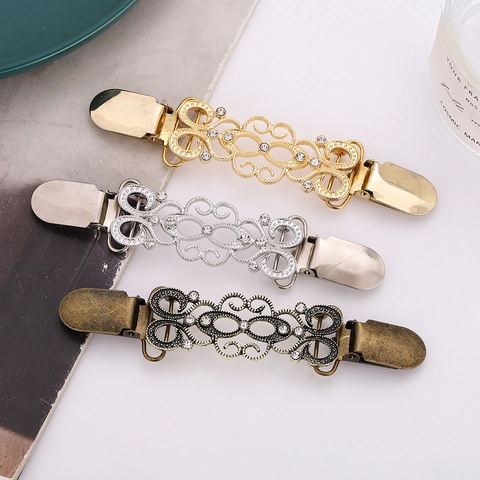 Vintage Alloy Hollow Flower Cardigan Clip For Women Rhinestone Scarf Clip Shawl Pin Retro Metallic Brooch Accessories