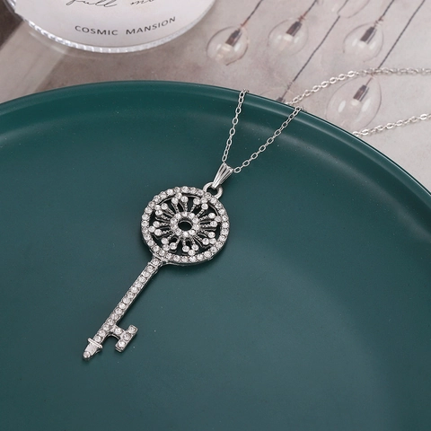 Retro Legering Holle Sleutel Hanger Halsketting Voor Vrouwen Zilveren Sieraden Met Glinsterende Zirkonia Eenvoudige Kettingen