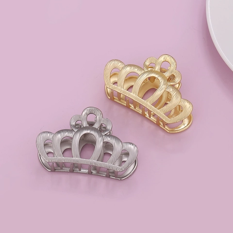 Vintage Alloy Crown Hair Claw Clip For Women Hollow Out Matte Metal Hair Clamp Minimalist Elegant Gold Silver Hair Accessories