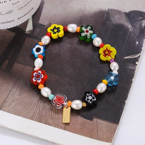 Braccialetto Bohemien con Perline e Fiori in Resina Colorata con Künstliche Perle Bianche Pendente in Lega d'Oro Vintage Gioielli da Donna