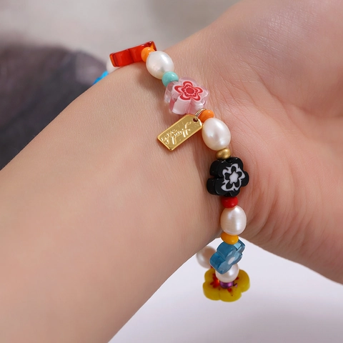 Braccialetto Bohemien con Perline e Fiori in Resina Colorata con Künstliche Perle Bianche Pendente in Lega d'Oro Vintage Gioielli da Donna
