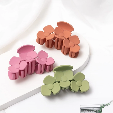 Korean Style Flower Matte Hair Claw Clip For Women Large Frosted Plastic Hairpin Elegant Non-slip Shark Clip Hair Accessories