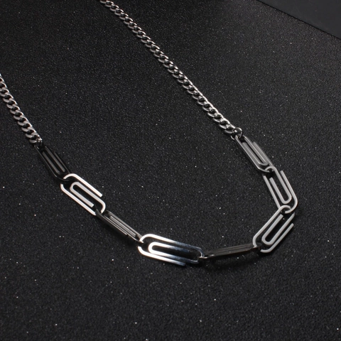 Collana a Catena in Acciaio al Titanio con Graffetta e Maglia Curb Gioielli Minimalisti Industriali Argento Clavicola Unisex