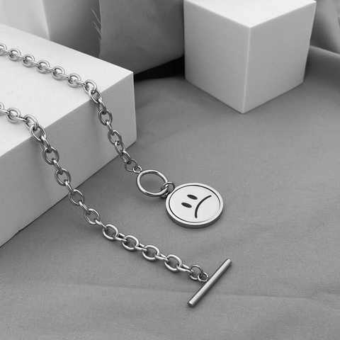 Collier Pendentif Visage Souriant Rotatif en Acier Titane Hip Hop Unisexe Style Street Fermoir Toggle Visage Triste Bijoux en Argent