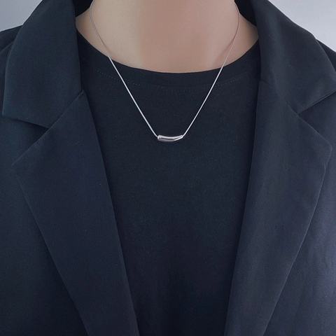 Collana in Acciaio al Titanio Minimalista Con Ciondolo a Tubo Curvo Catena a Lisca di Pesce Accessorio Geometrico Uomo Donna