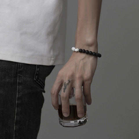 Natuurlijke Lavasteen Witte Howliet Kralenarmband Met Vintage Legering Tussenkraal Yin Yang Minimalistische Sieraden