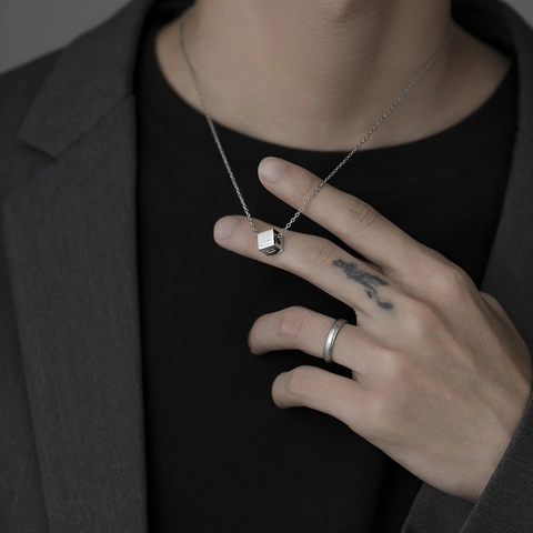 Collier Pendentif Cube Emoji en Acier Titane Argent Minimaliste Visage Souriant Triste Chaîne de Clavicule Carrée Unisexe