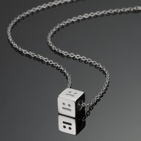 Collier Pendentif Cube Emoji en Acier Titane Argent Minimaliste Visage Souriant Triste Chaîne de Clavicule Carrée Unisexe