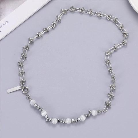 Collar Asimétrico de Cadena con Nudos de Acero de Titanio con Cuentas de Ojo de Gato Blancas y Placa de Metal para Mujeres Hombres Joyería Punk Minimalista