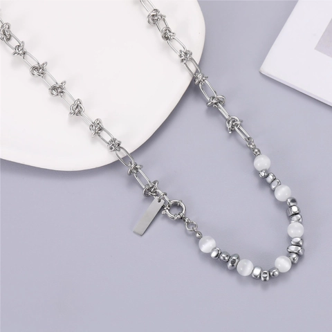 Collar Asimétrico de Cadena con Nudos de Acero de Titanio con Cuentas de Ojo de Gato Blancas y Placa de Metal para Mujeres Hombres Joyería Punk Minimalista