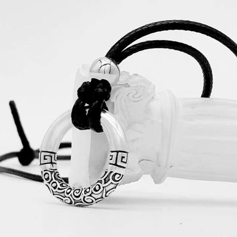 Collana Con Pendente a Fibbia Ping'an Nuvola Auspicatizia Vintage in Acciaio Inossidabile Con Catena in Corda di Cuoio Regolabile
