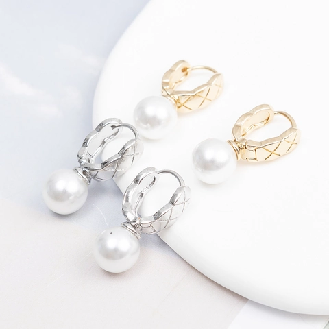 Orecchini a Cerchio con Pendente in Perla Artificiale Stile Francese Elegante Trama Trapuntata Acciaio Inossidabile Oro Argento per Donna