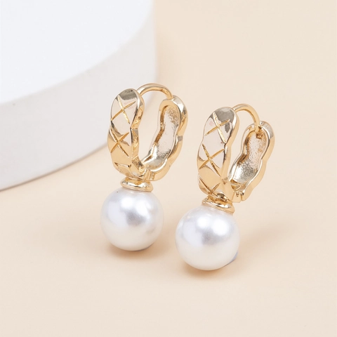 Orecchini a Cerchio con Pendente in Perla Artificiale Stile Francese Elegante Trama Trapuntata Acciaio Inossidabile Oro Argento per Donna
