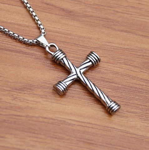 Collier Pendentif Croix Torsadée en Alliage d'Acier Inoxydable Hiphop Chaîne Box Style Industriel Vintage Bijoux Streetwear Homme Femme