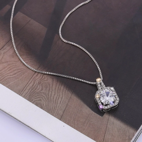 Semplice Collana con Ciondolo Quadrato in Lega con Strass per Donna Argento Halo Pietra Centrale Rotonda Catena Veneziana