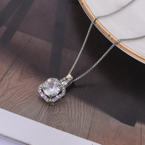 Semplice Collana con Ciondolo Quadrato in Lega con Strass per Donna Argento Halo Pietra Centrale Rotonda Catena Veneziana