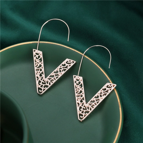 Pendientes en V de Aleación Poste de Acero Inoxidable Filigrana Hueca Oro Rosa Plata Colgantes Mujeres Joyería Geométrica