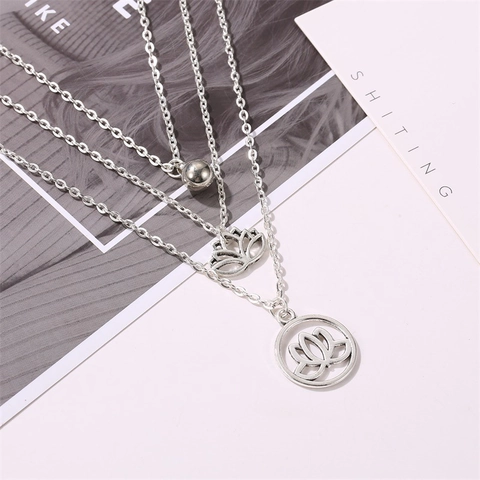 Collana a Triplo Strato in Lega Tonalità Argento Vintage Con Pendente a Fiore di Loto Girocollo Boho Multistrato Donna Gioielli
