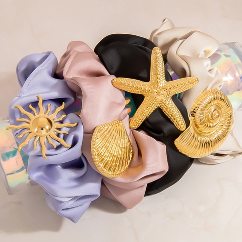 Coletero de Satén Serie Océano Con Colgante de Concha Estrella de Mar de Acero Inoxidable Dorado Elegante Goma para el Pelo para Mujer Joyería de Vacaciones